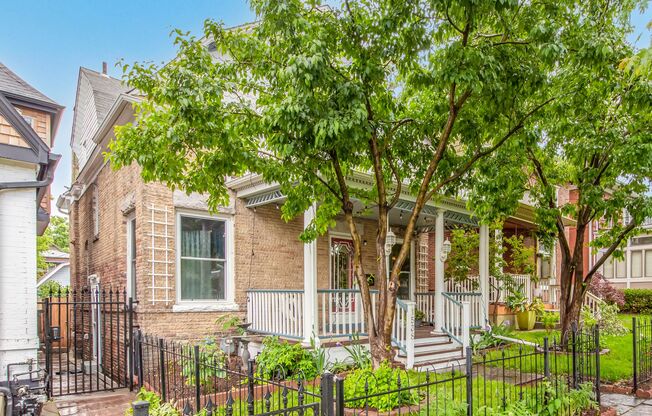 Gorgeous City Park Gem!