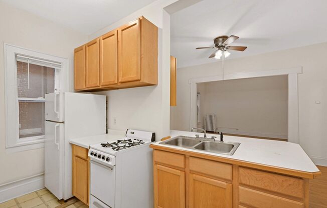 1 bed, 1 bath, $995, Unit 4