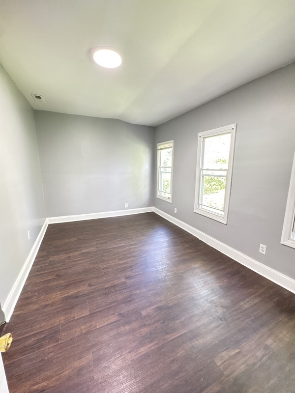 436 W QUEEN LN