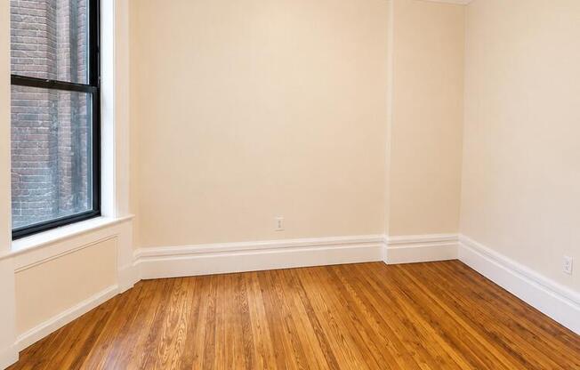 524 W 123 ST