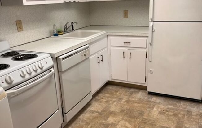 2 beds, 1 bath, $1,700, Unit C05