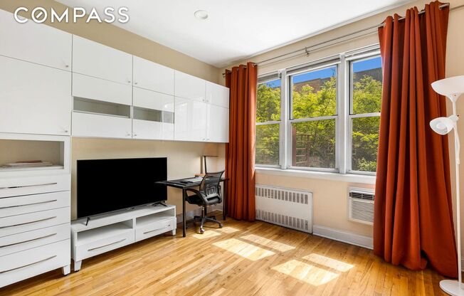 313 E 89 ST