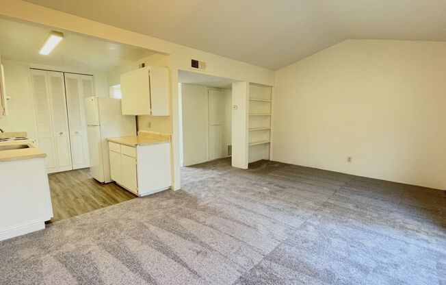 2 beds, 1 bath, 840 sqft, $1,595, Unit RO-22