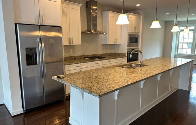 Gorgeous 4-Bed 3.5-Bath Townhouse next to Ft Meade