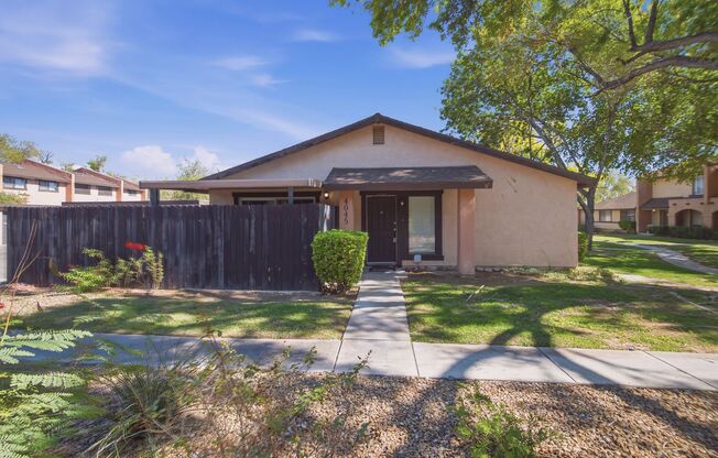 LOVELY MOVE-IN READY 3-BEDROOM SINGLE-STORY LAS VEGAS TOWNHOME!