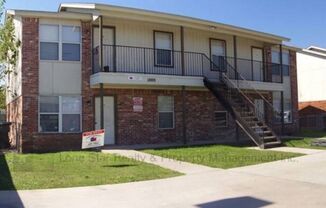 2 beds, 1 bath, 895 sqft, $700