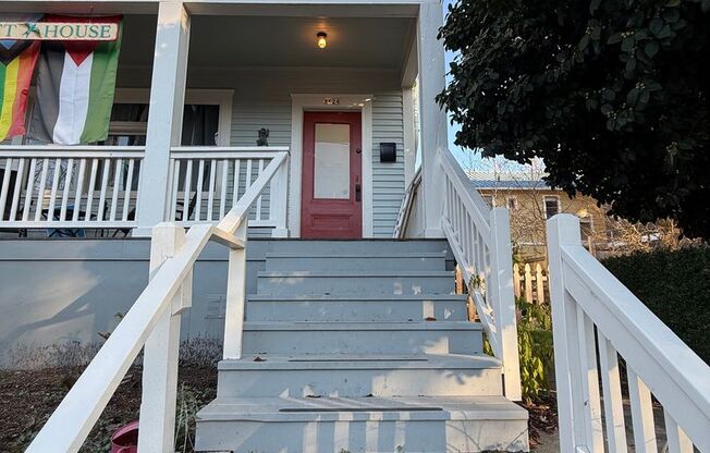 Charming 1912 Vintage 2-Bedroom + Finished Loft in Sellwood – Available Now!