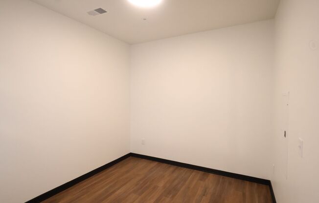 1 bed, 1 bath, 624 sqft, $1,400, Unit 733 ADA