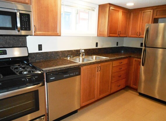 2 beds, 1 bath, $1,795, Unit 06