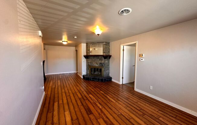 2 beds, 1 bath, 800 sqft, $1,695, Unit 509 7th St - Upper unit