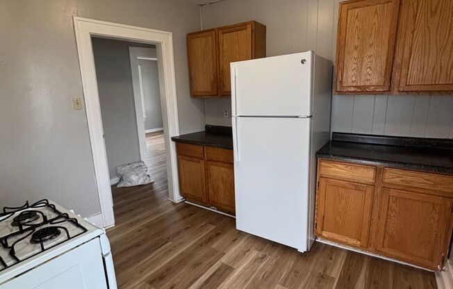 3 Bedroom, 1 bath apartment in convenient location