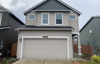 4 Bedroom, 3 bath home in Puyallup! Available Now!!