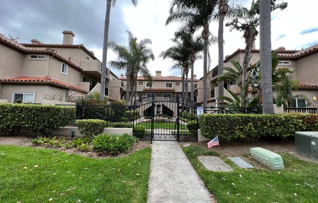 3 Blocks To Downtown! Upper: 3 Bedroom 3 Bath,