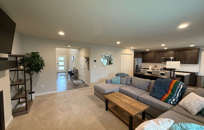 Spacious 3BD/2.5BTH Modern Home for Lease in Lynnwood - Pet Friendly!