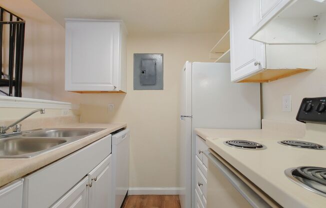 2 beds, 1 bath, 790 sqft, $915, Unit H202