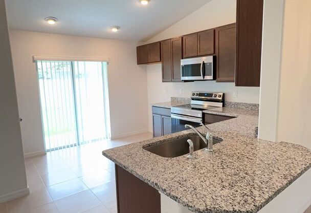 BRAND NEW Beautiful 4-bedroom, 3-bathroom Duplex in Double LL section of Palm Coast
