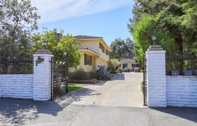 264 W Oakwood Blvd