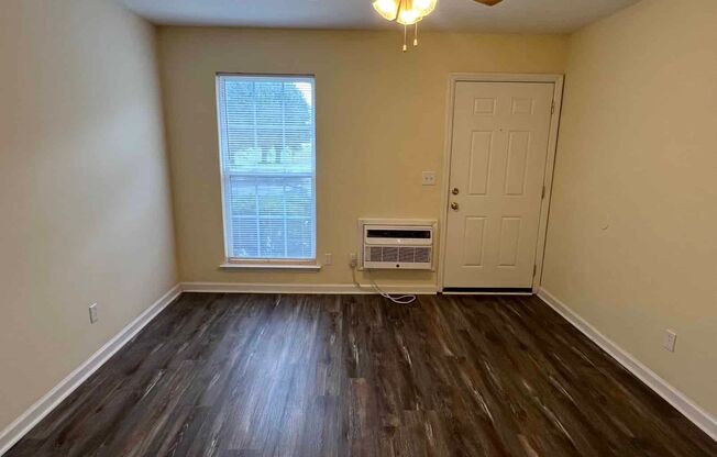 1 bed, 1 bath, $875, Unit B-13