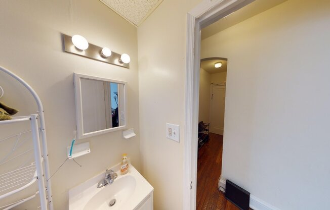 Studio, 1 bath, 260 sqft, $950, Unit B-2