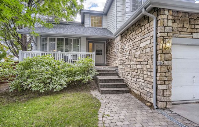 Beautiful Waneka Landing 5 bed/4 bath Home! Available August 6!
