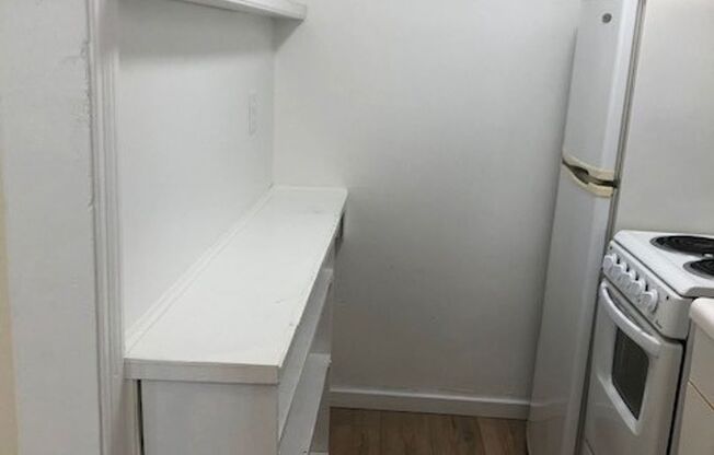 Studio, 1 bath, 325 sqft, $1,100, Unit Old King Edward 731