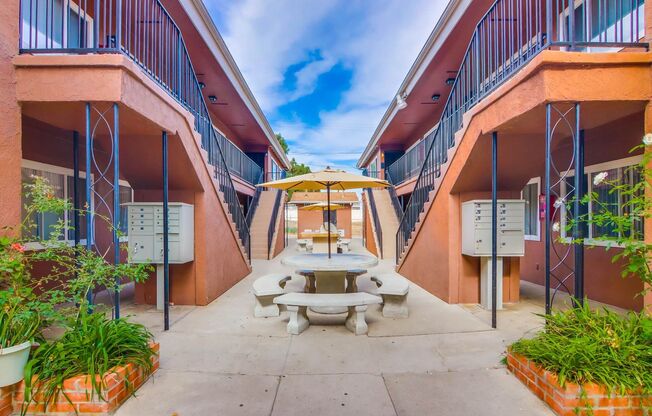 Bright 2 bed 1 bath in Pacific Beach