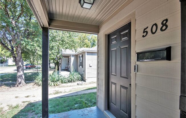 This charming 1-bedroom, 1-bath duplex in Grand Prairie boasts updated floors and granite countertops, combining modern aesthetics with functionality.