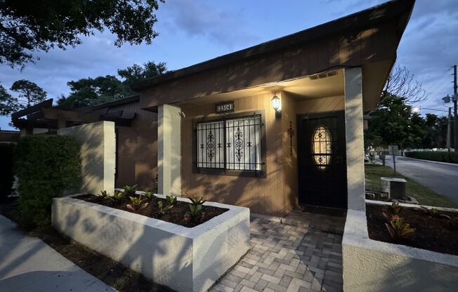 Recently Renovated 2/1 Condo in Winter Park!