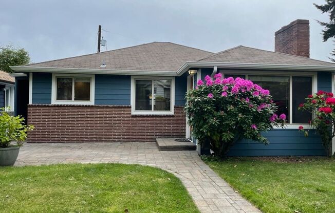 Beautifully remodeled home within minutes to Golden Garden and Shilshole Marina