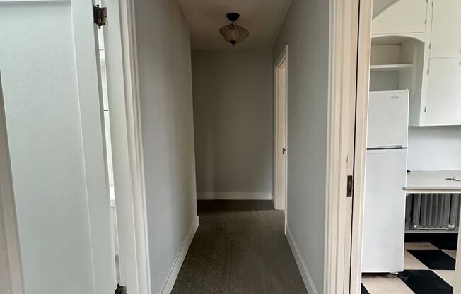 Vintage 1 bedroom unit - close 2 transportation.