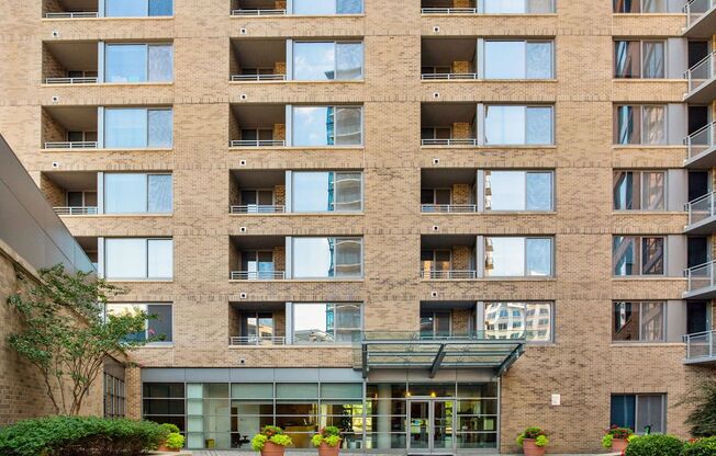 Professionally Managed // 1bedroom 1bathroom// Court House// Parking Included!