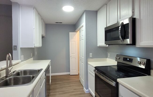 3 beds, 2 baths, $1,700, Unit 109