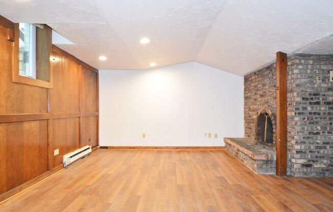 1 bed, 1 bath, 410 sqft, $950, Unit 3 - B2