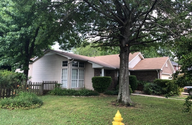 Very Nice 3 Bedroom Home in Hendersonville!