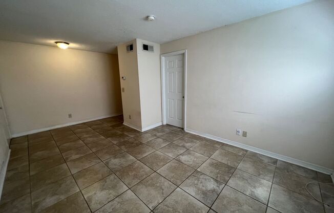 1 bed, 1 bath, 700 sqft, $925, Unit Unit 1