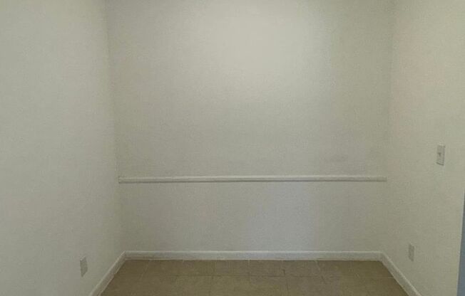 1 bed, 1 bath, 706 sqft, $925, Unit Z-27