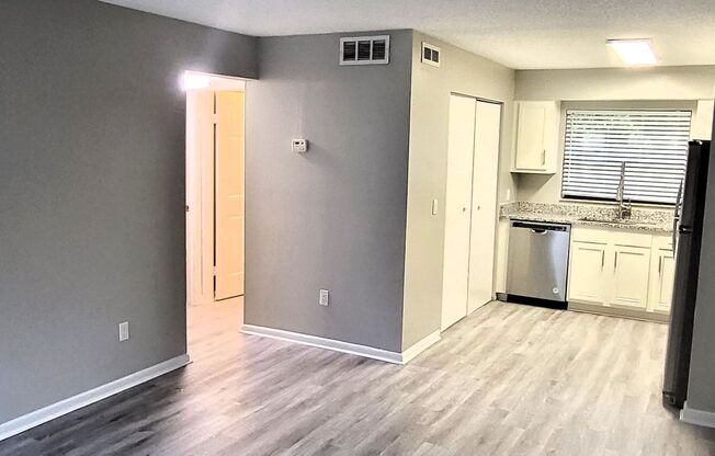 Renovated 2 Bedroom / 1 Bathroom Apartment