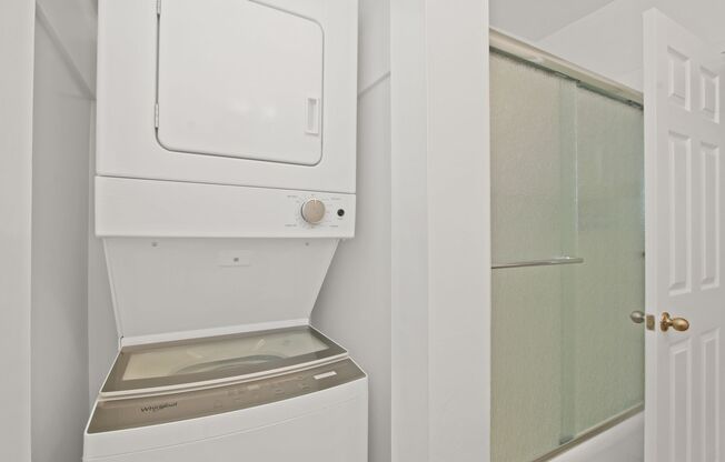 937 6th St in Santa Monica - North of Wilshire and 6 blocks to the beach!