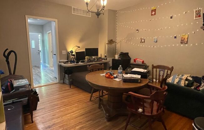 Kenwood Parkway 1 Bedroom, Pets Welcome, 1 Parking Space, Hardwood Floors