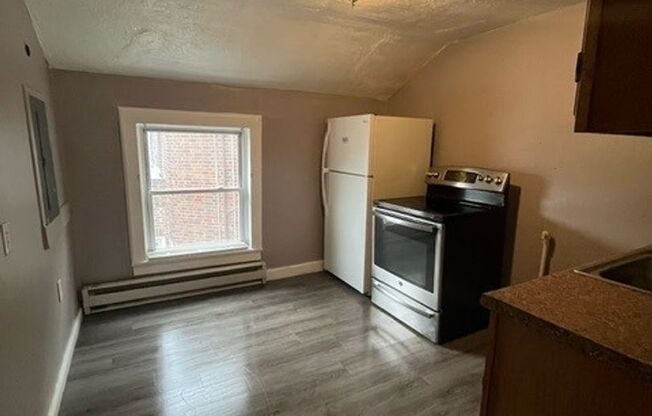 2 beds, 1 bath, $850, Unit APARTMENT 2