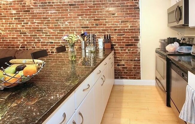 3 beds, 1 bath, 903 sqft, $5,300, Unit 403