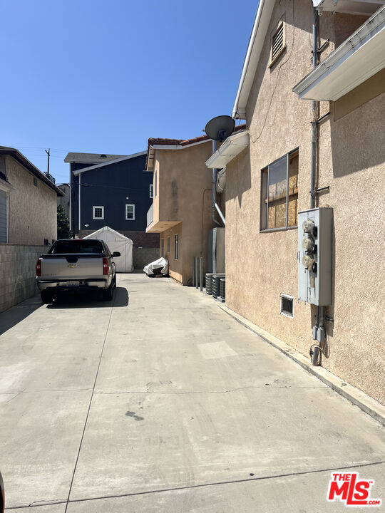 1256 W 25 ST
