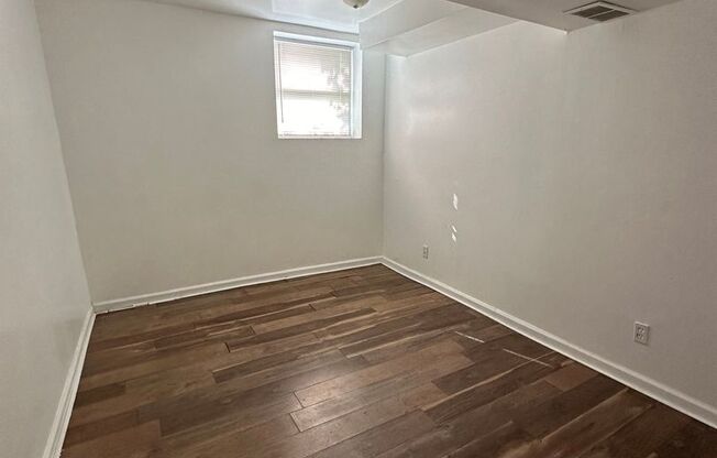 1 bed, 1 bath, $750, Unit B2