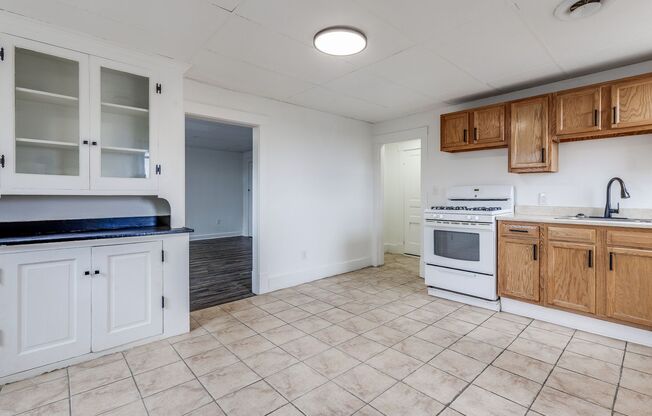 1 bed, 1 bath, $1,050, Unit 2nd Floor Rear