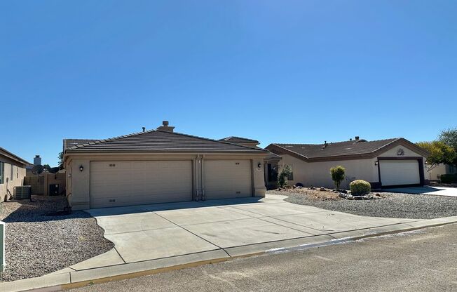 Beautiful 3 bedroom, 3 garage home in Chaparral Mesa!