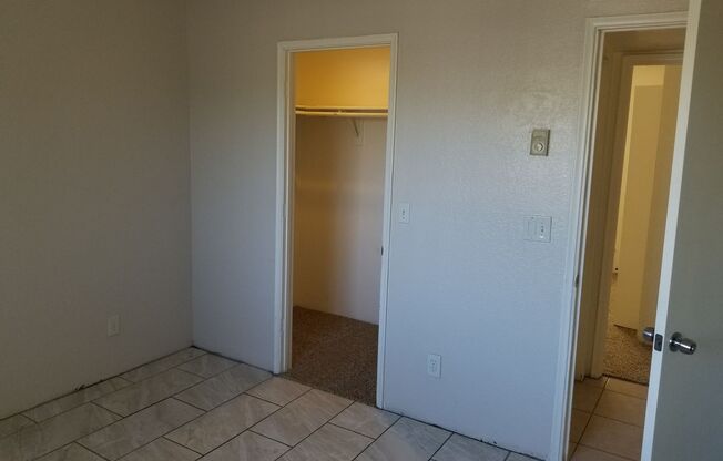 2 beds, 1 bath, $995, Unit 330-1101