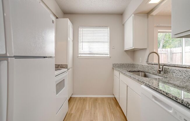 1 bed, 1 bath, $1,025, Unit 322 W Mustang