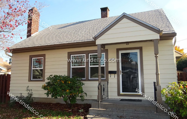 4-Bed/2-Bath w/ Plenty of living space in this 3 level home including 2 living areas - Blocks from U of P