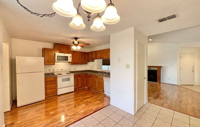 2 beds, 1 bath, $1,300