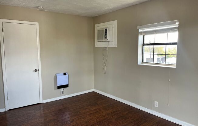 2 beds, 1 bath, $1,050, Unit Unit 8